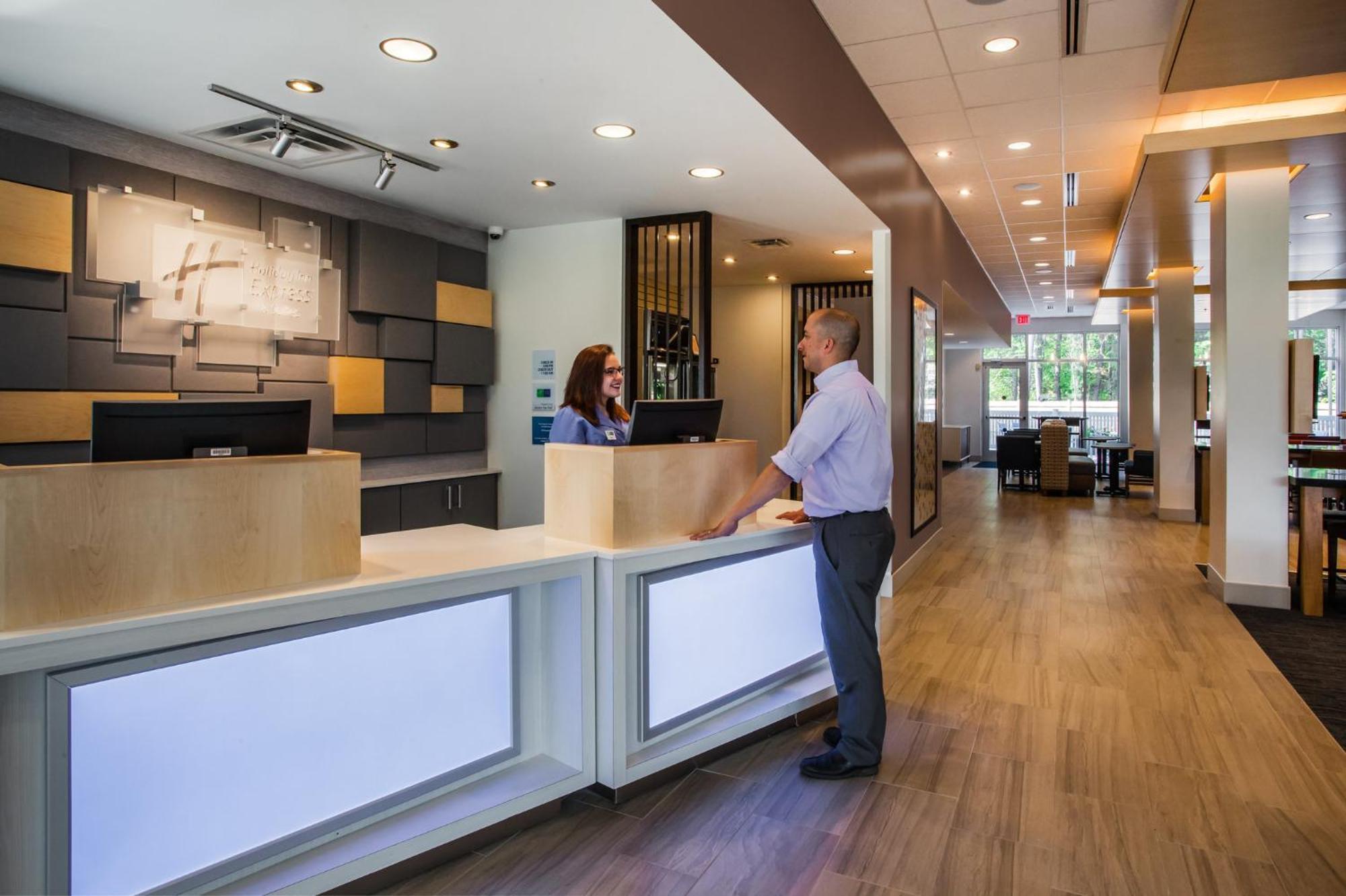 Holiday Inn Express Queensbury-Lake George Area By Ihg Exterior foto